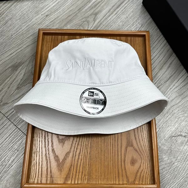 人気急上昇サンローラン×NEWERA ロゴ刺繍 バケットハット レプリカ Sap13037